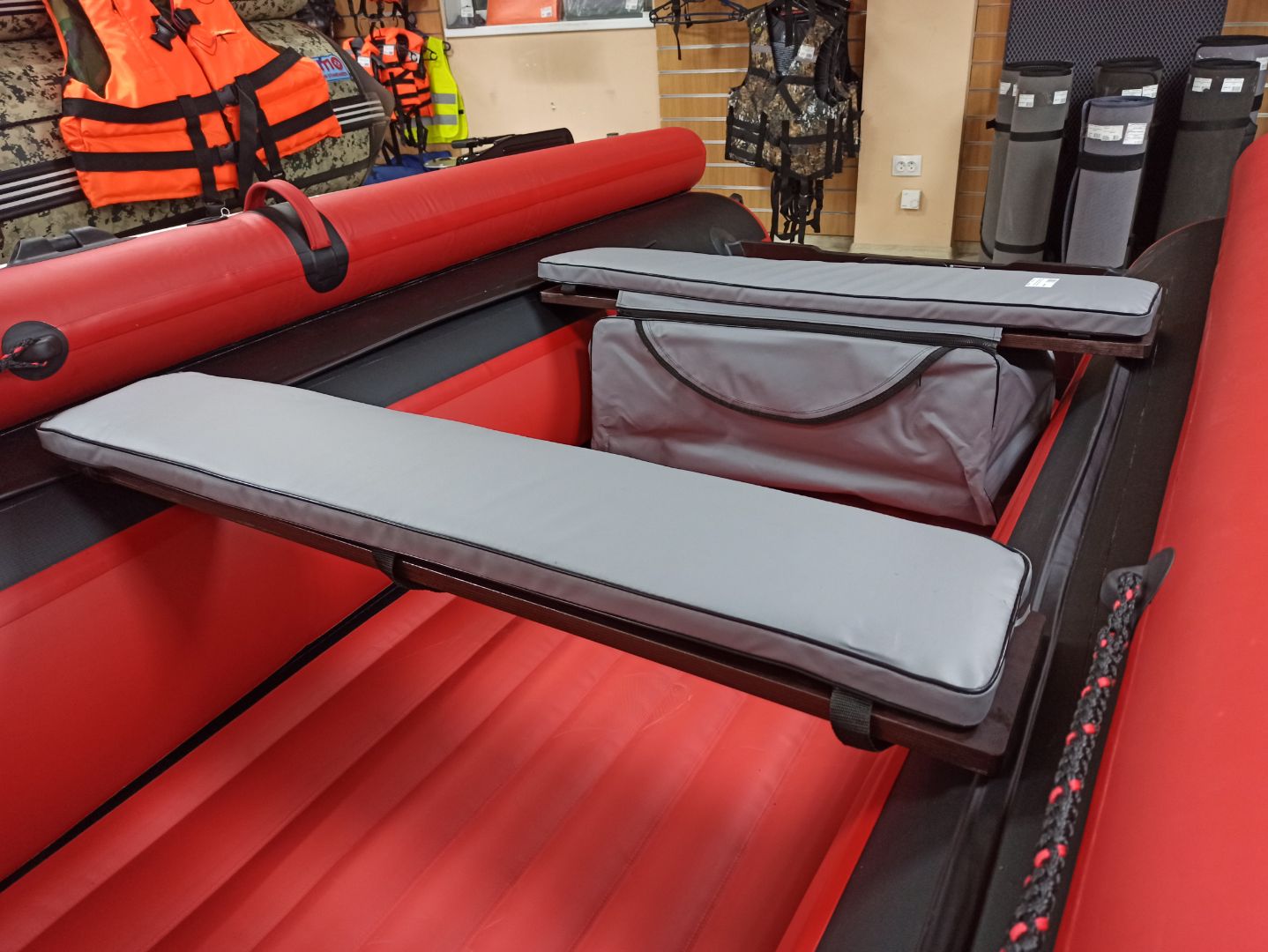 КОМПЛЕКТ МЯГКИХ НАКЛАДОК С СУМКОЙ ДЛЯ ЛОДОК 90Х20 СЕРЫЙ в Сергиевом Посаде