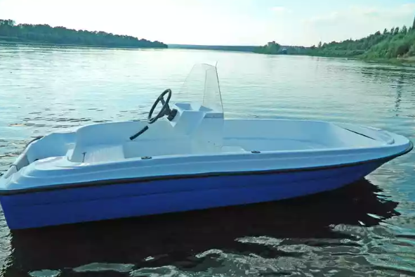 Стеклопластиковая лодка Пингвин с консолью (тримаран) в Сергиевом Посаде
