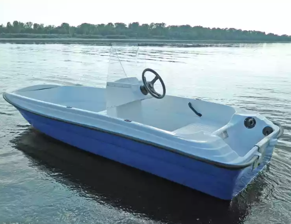 Стеклопластиковая лодка Пингвин с консолью (тримаран) в Сергиевом Посаде