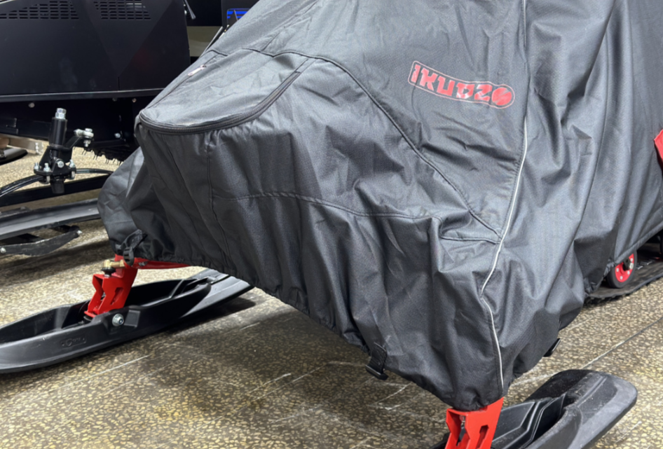 Чехол транспорт. снегохода IKUDZO HUNTER черно-красный Оксфорд ПРЕМИУМ качества с лого IKUDZO в Сергиевом Посаде