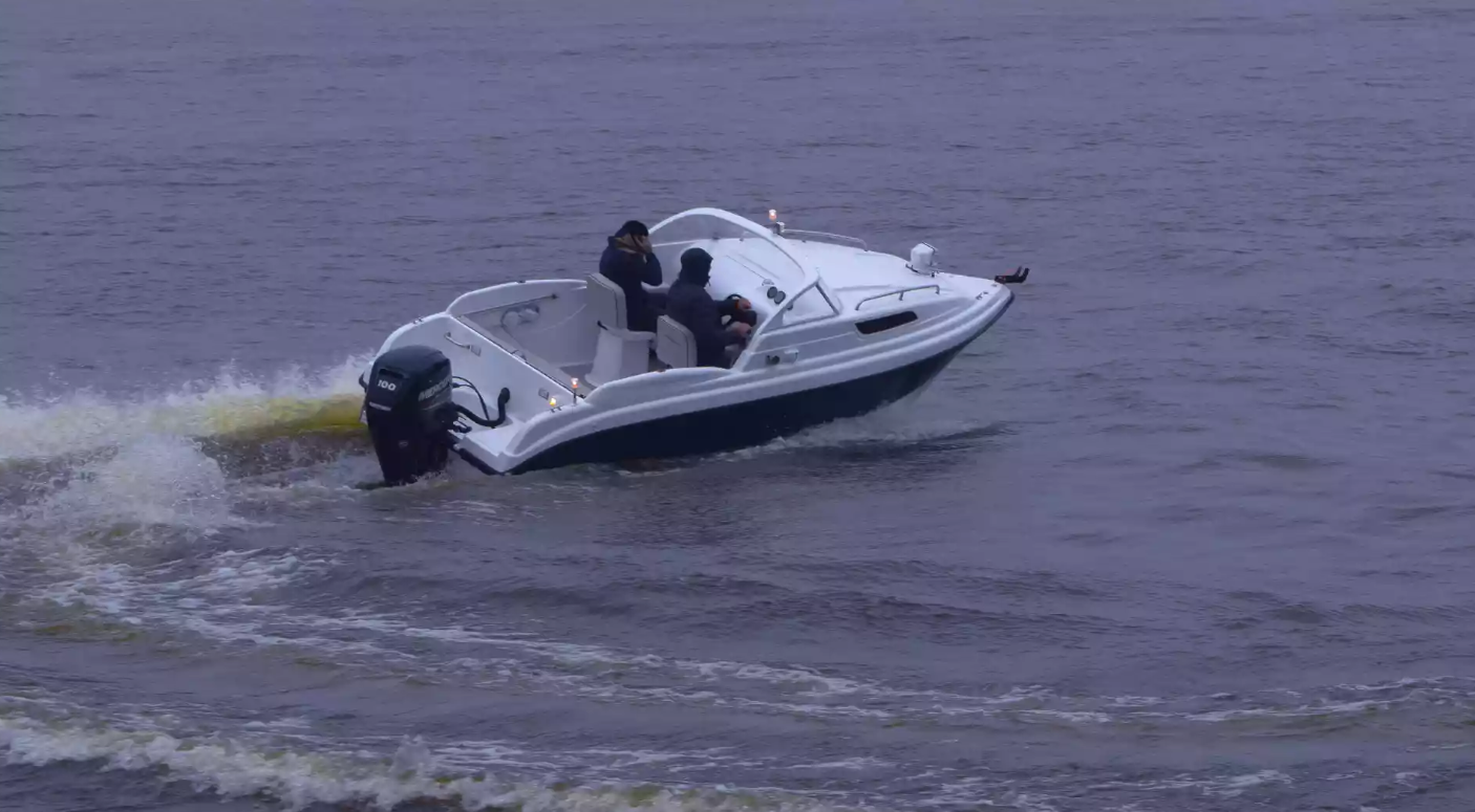 Стеклопластиковый катер Neman-550 с каютой в Сергиевом Посаде